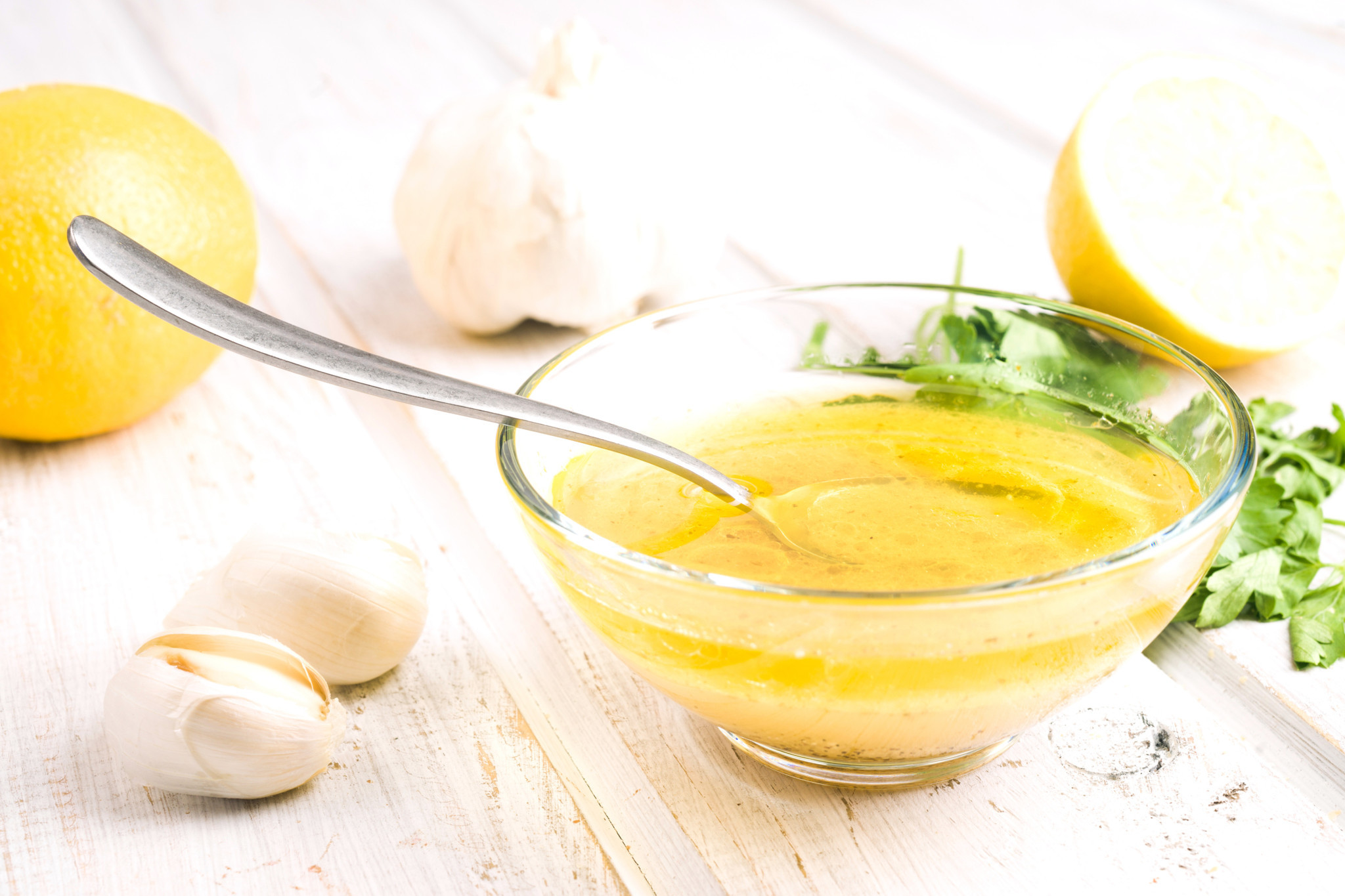 Заправка для салата горчица оливковое масло. Салат с маслом растительным. Соусы на уксусе. Цитрусовый соус. Лимонный соус для салата.