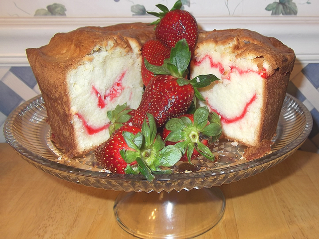 strawberry pound cake