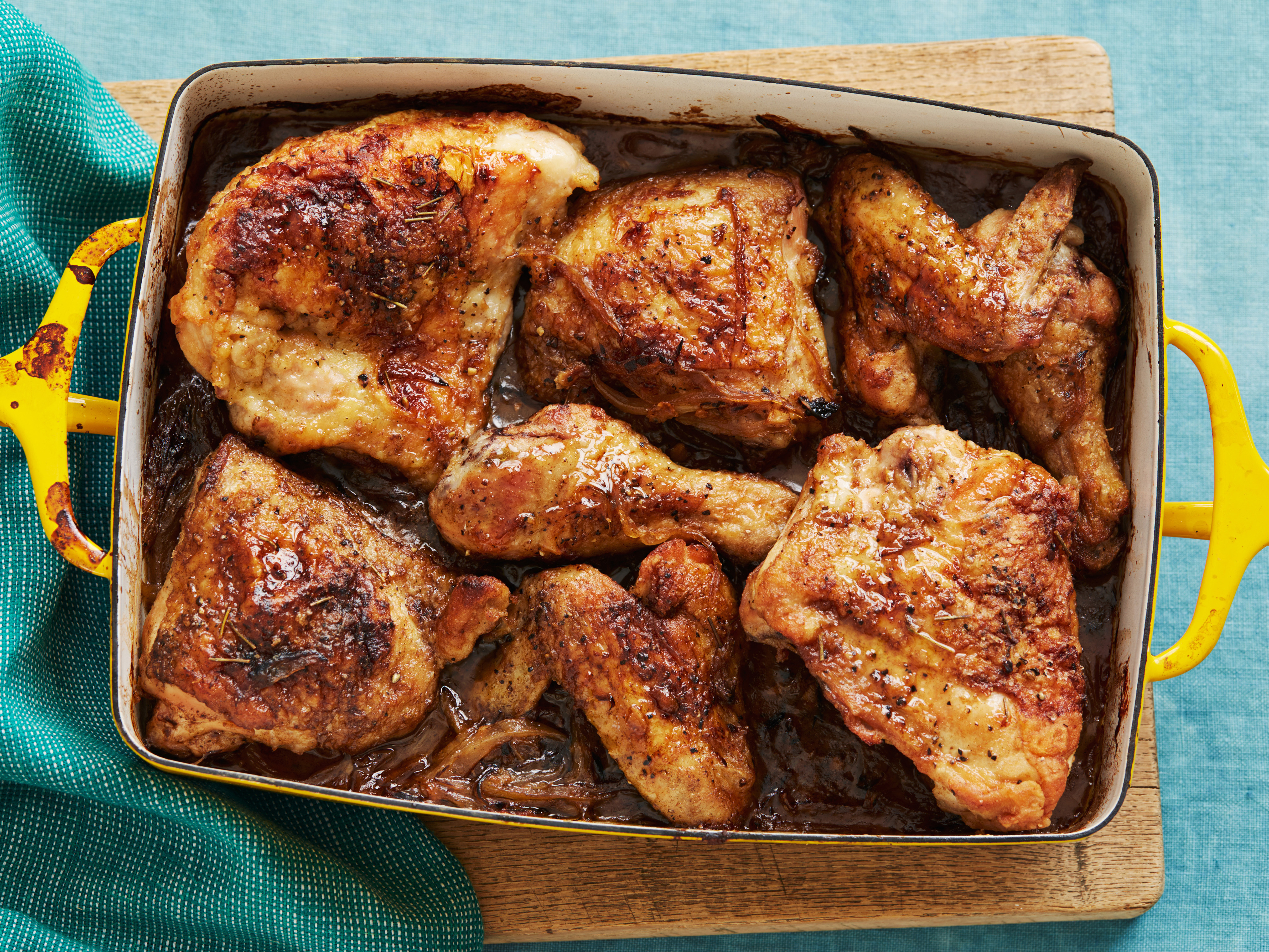 Запеченное мясо курицы в духовке. Жареная Курочка кусочками в духовке. Курица кусочками духовк. Курица запеченная в духовке кусочками. Курица кусками в духовке.