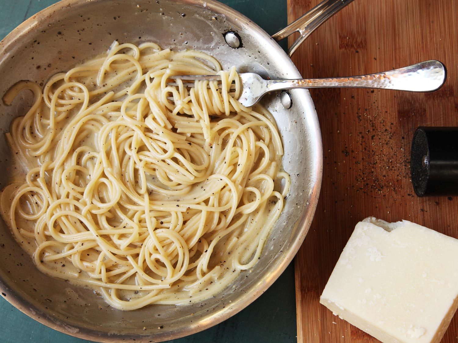 Спагетти с перцем. Спагетти Качо э Пепе. Пекорино паста Романо. Спагетти фото. Макароны с картошкой.