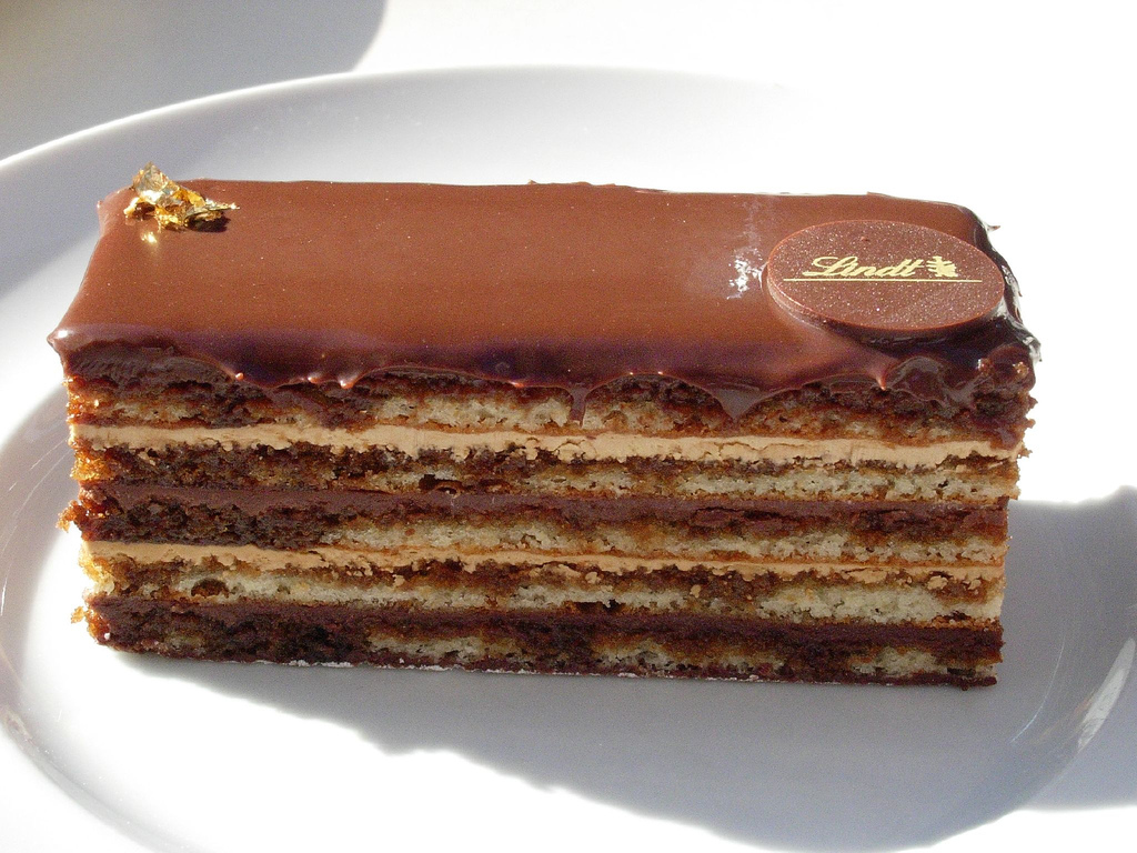 Торт опера классический рецепт в домашних. Торт опера. Пирожное опера. Торт опера классический. Торт Франция.