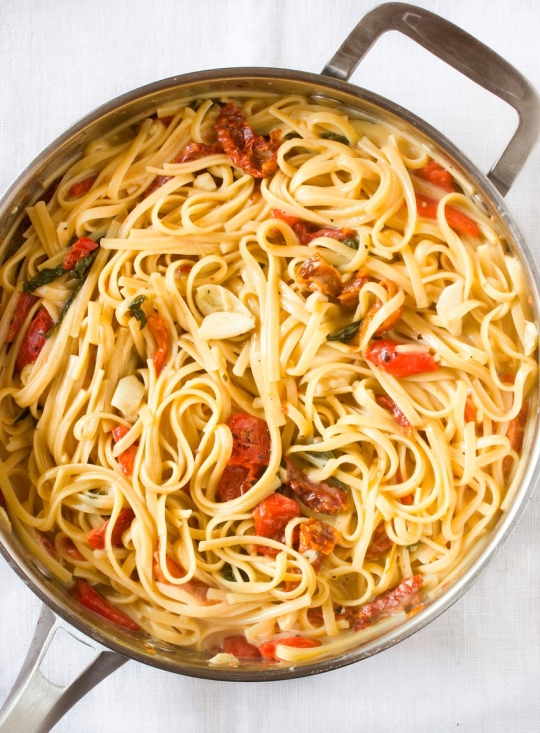 Linguine with Roasted Red Peppers, Tomatoes & Brie | KeepRecipes: Your ...