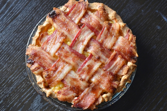 easy macaroni and cheese pie with bacon lattice